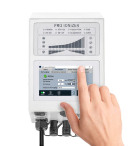 Bild zeigt das Touch-Display des PRO IONIZER. Neben der Bedienung ermöglicht das Display detaillierte Informationen zu den Kanälen sowie stufenlose Einstellungen der Entladespannung und Ionenbalance für eine präzise Kontrolle.