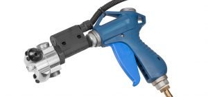 Die flexible Eltex Ionenblaspistole PR36 mit oder ohne Seilfederzug, sorgt für effektive Reinigung in Kombination von Druckluft und elektrostatischer Entladung